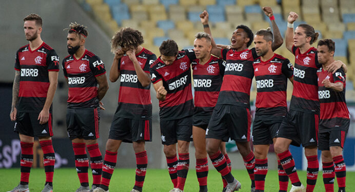 Fla permanece no gramado durante premiação do Fluminense, e dirigente diz: “Perdemos dentro de campo”