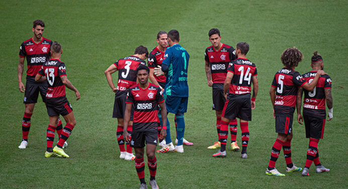 “Se eu sou jogador do Flamengo, não entro em campo”: Apresentadora critica liberação de atletas do Atlético-GO