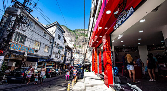 Flamengo abre loja oficial na Rocinha e contrata moradores como vendedores