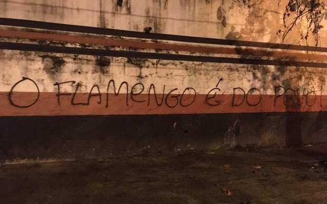 Em protesto contra venda de jogo, muros da Gávea amanhecem pichados neste sábado: “Flamengo é do povo”