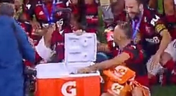 Rafinha releva zoação de torcedores rivais e brinca com marketing feito: “Precisam me mandar um caminhão”