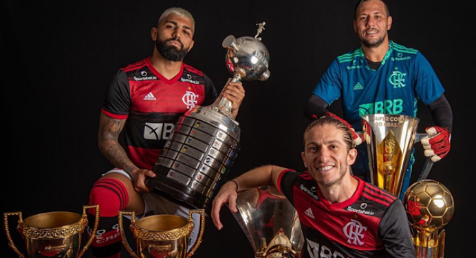 É taça que vocês querem? Jogadores do Flamengo posam com troféus conquistados pelo Mais Querido
