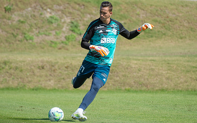 César retorna aos treinos e pode reassumir titularidade no Flamengo