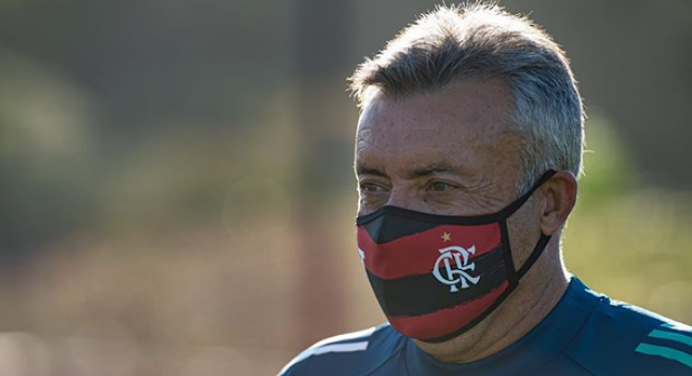Às vésperas de jogo contra Atlético-GO, Dome exalta elenco e manda recado à Nação: “Tentar ganhar e jogar bonito”