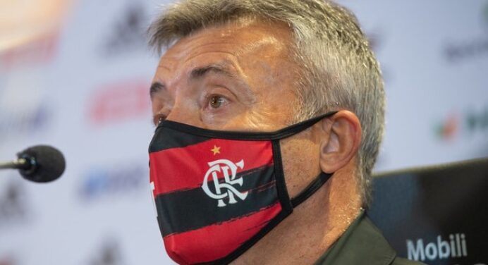 Apresentador critica substituições de Domènec contra o Atlético-MG: “Deu uma viajada”