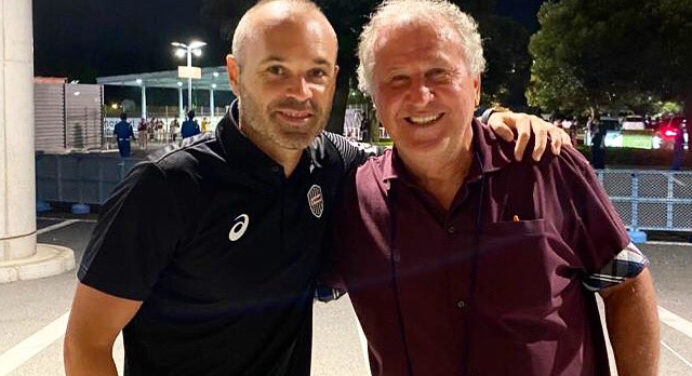 Reis da classe! Iniesta publica foto ao lado de Zico e encanta fãs