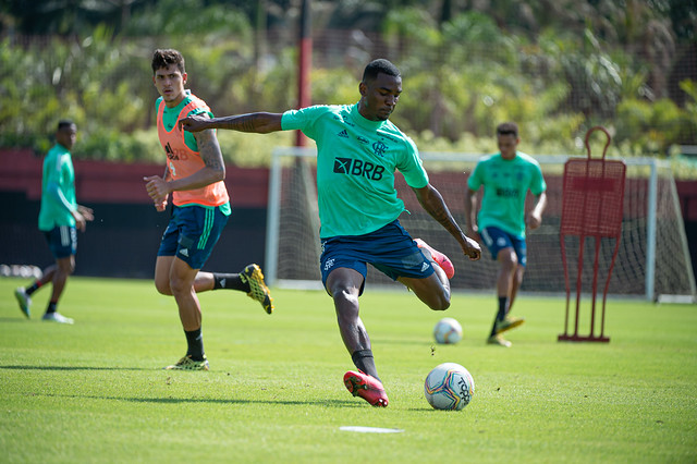 Com contrato longo e multa alta, Flamengo se protege de assédio por Ramon