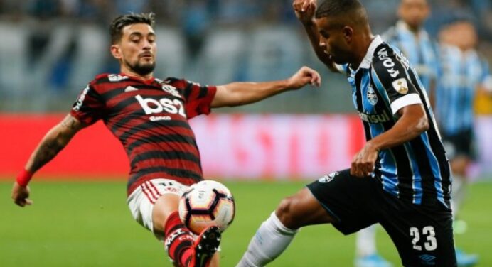 Comentarista elogia time do Grêmio e projeta duelo contra o Flamengo: “Faz frente”