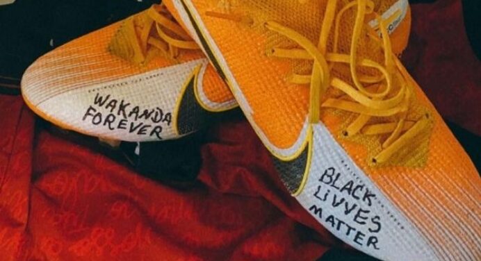 #BlackLivesMatter: Gabigol personaliza chuteira em homenagem a Chadwick Boseman, o Pantera Negra