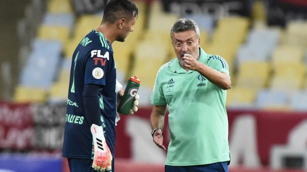 Além do campo: Diego Alves e Filipe Luis ajudam no idioma e se tornam  "auxiliares" de Domènec no Fla - Flamengo | Coluna do Fla