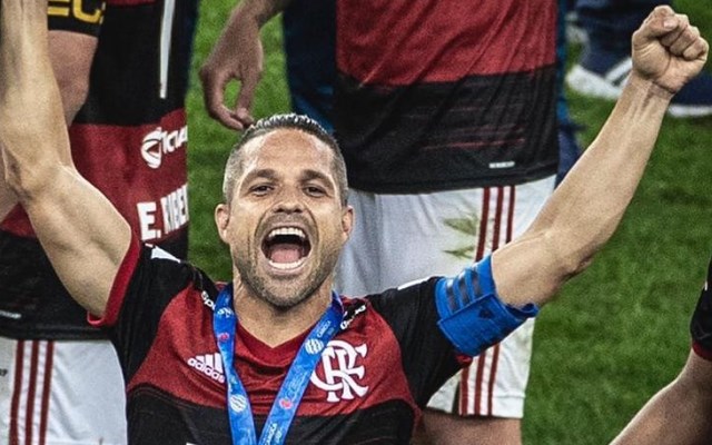 Diego se derrete nas redes em publicação parabenizando o Flamengo: “Uma honra vestir o Manto Sagrado”