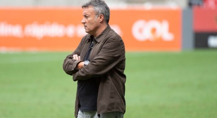Ex-jogador do do Flamengo sai em defesa de Domènec: “Não tem tempo para treinar o time”