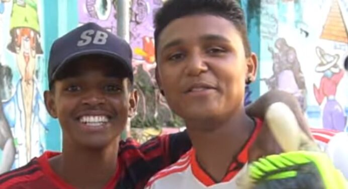 Com ajuda do Coluna do Fla, fã de Diego Alves é presenteado com luva e chuteira do goleiro