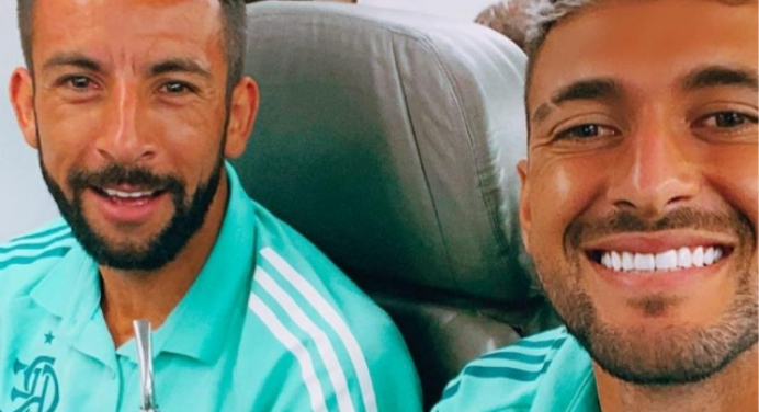 Dupla de craques! Arrascaeta publica foto ao lado de Isla, companheiro de chimarrão