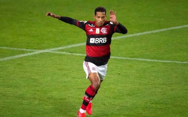 Com provável chegada de Rafinha, João Lucas vê futuro cada vez mais longe do Flamengo