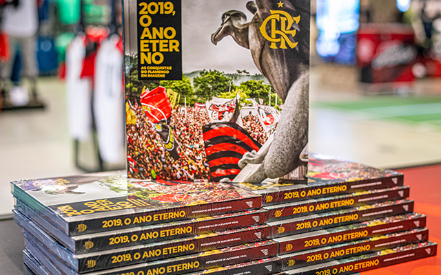 Flamengo lança livro com imagens que retratam temporada vitoriosa de 2019