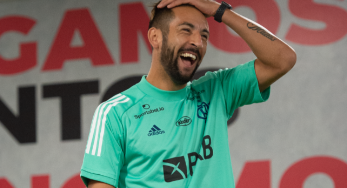 Flamengo se prepara para apresentar Maurício Isla na tarde desta segunda