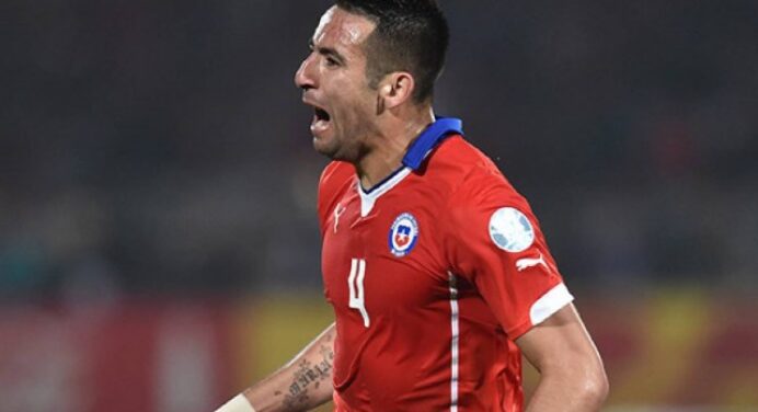 Olympiacos tentou a contratação de Mauricio Isla antes de fazer proposta por Rafinha