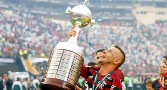 Rafinha elege festa do Bi da Libertadores como momento mais marcante no Flamengo: “Nunca vi uma coisa dessa na vida”