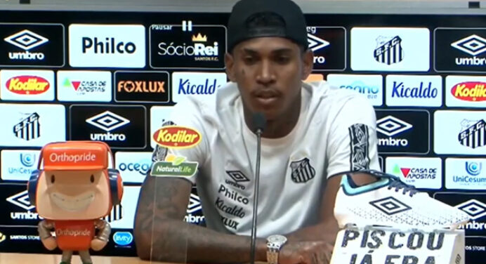 “Toda hora é contra o Santos”: atacante alvinegro atribui derrota para o Flamengo à má arbitragem