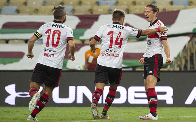 Filipe Luís admite entrosamento especial com meia do Flamengo: “Amo jogar com ele”