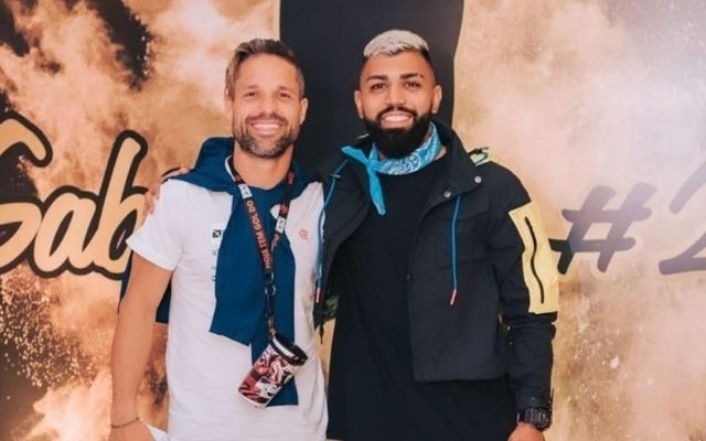 Que homem! Diego vai vestido de Flamengo em festa de Gabigol e dispara: “Coloquei roupa de gala”