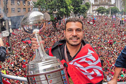 Diogo Lemos com troféu da Libertadores do Flamengo