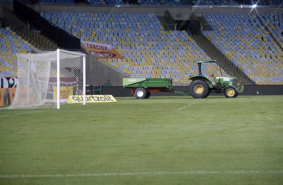 Após sofrer duras críticas, Maracanã inicia troca do gramado