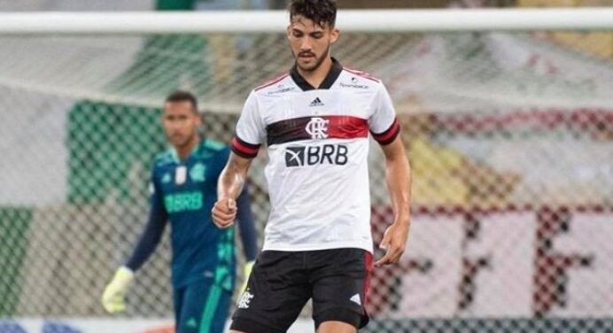 Gustavo Henrique encara críticas e conta com apoio de líderes do elenco por titularidade no Flamengo