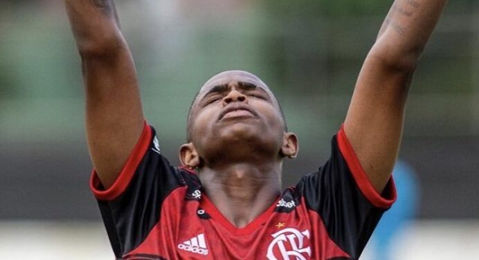 Cria do Flamengo dedica à mãe seu primeiro com o Manto Sagrado