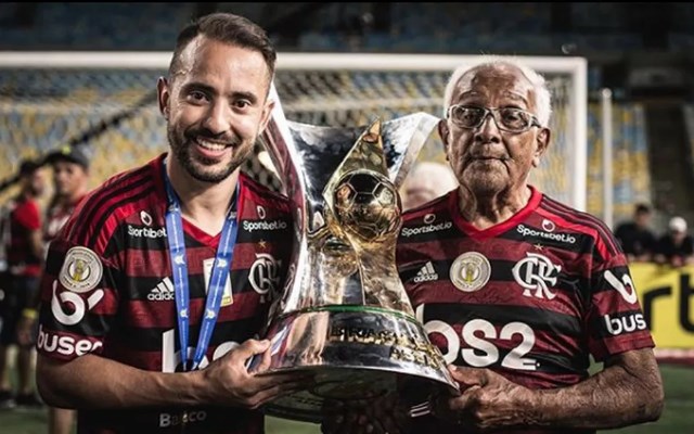 Primeiro treinador de Everton Ribeiro falece, e meia presta homenagem: “Legado gigante”