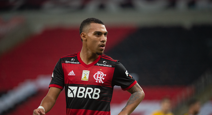 Dirigente do Flamengo destaca evolução de Matheuzinho: “Tem muito potencial”