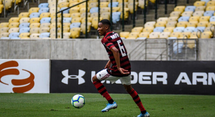 Cria do Flamengo, Caio Roque publica mensagem de apoio a Vitinho após polêmica