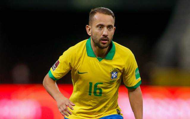 Everton Ribeiro e Rodrigo Caio retornam ao Brasil, mas não treinam com o Fla nesta quarta