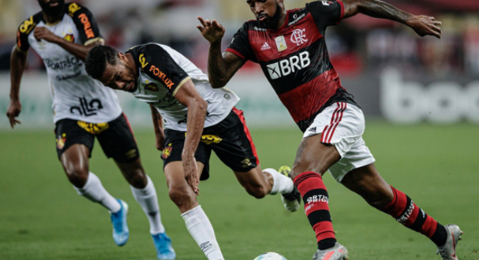 Não vem de garfo: Gerson e Everton Ribeiro lideram lista de maiores dribladores do Brasileirão