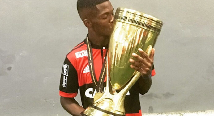 Acertado com clube israelense, Michael se despede do Flamengo: “Melhor time do mundo”