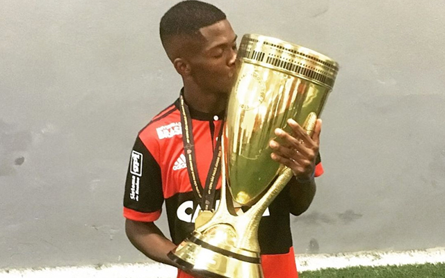 Acertado com clube israelense, Michael se despede do Flamengo: “Melhor time do mundo”