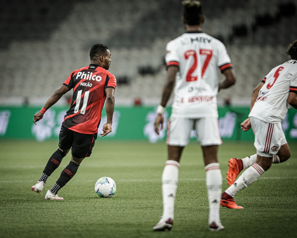 “Tivemos mais chances que o Flamengo”, afirma Nikão após derrota do Athletico na Copa do Brasil