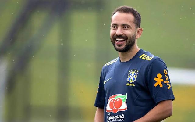 Everton Ribeiro retorna ao Brasil na madrugada da quarta-feira e tem chance de encarar o São Paulo