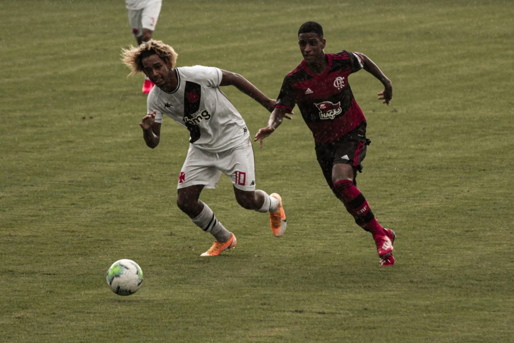 Com gol olímpico, raios e paralisação, Flamengo empata com o Vasco no Brasileirão sub-20