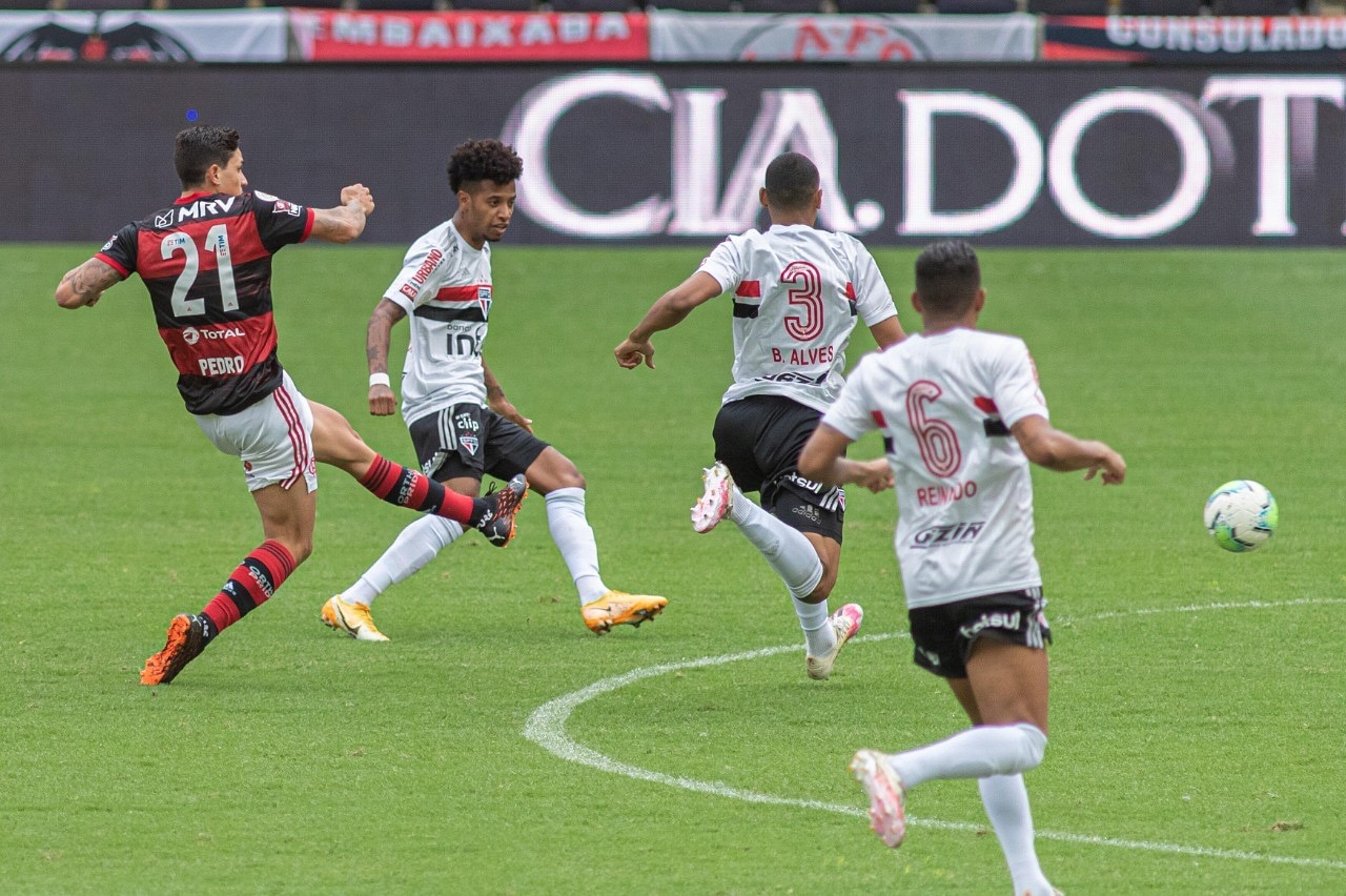 Em jogo de falhas defensivas e dois pênaltis, Flamengo perde para