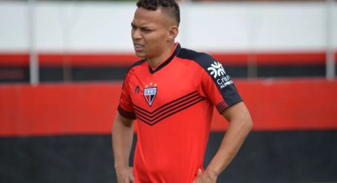 Atacante do Atlético-GO se diz confiante para jogo contra o Fla: “Voltar com os três pontos”