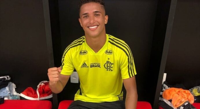 Flamengo acerta renovação de lateral destaque da base