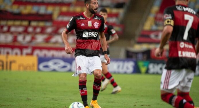 Isla sente dores no aquecimento, e Renê será improvisado em Racing x Flamengo