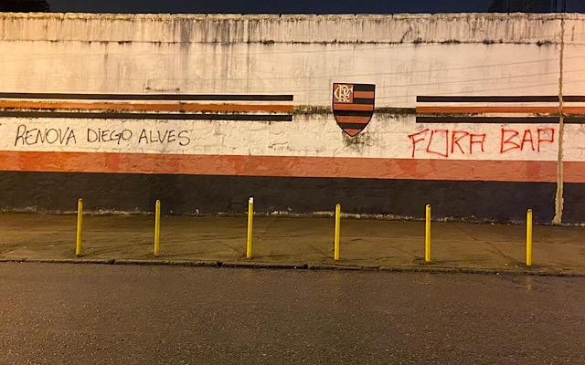 Torcedores do Flamengo voltam a pichar muro da Gávea e protestam contra dirigente - Flamengo | Coluna do Fla