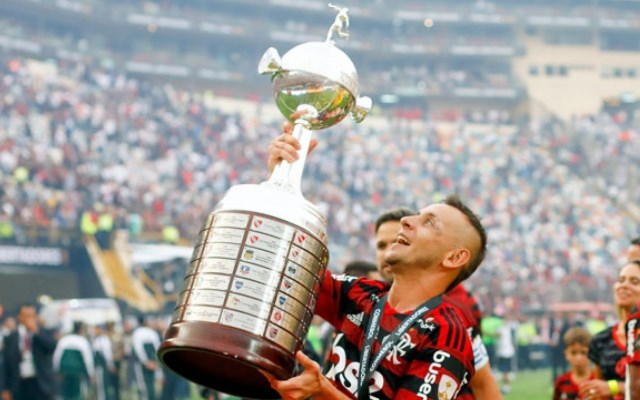 Ex-Flamengo, Rafinha celebra aniversário da conquista da Libertadores: “Dia especial para todos nós!”