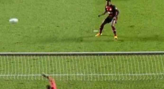Vitinho isola pênalti e revolta torcedores do Flamengo; veja reações