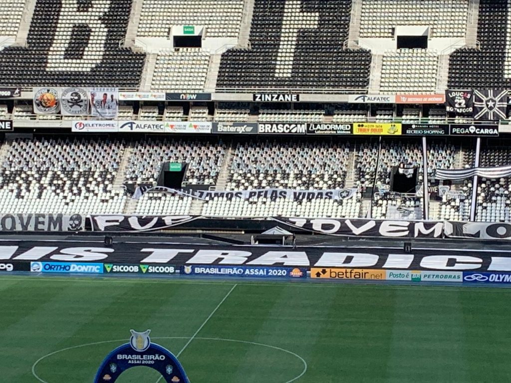 Minutos antes do clássico, Botafogo volta a estender faixa de provocação ao Flamengo no Nilton Santos