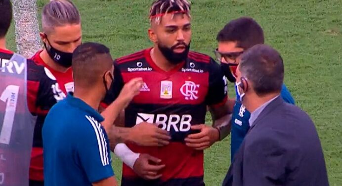 Gabigol é expulso aos 10 minutos de jogo, e rubro-negros se revoltam com árbitro