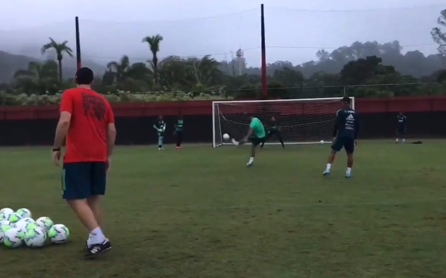 Calibrado! Gabigol mostra pontaria afiada em treino de finalizações; veja vídeo